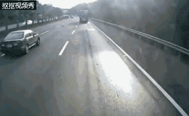 高速行驶遭遇爆胎怎么办,紧握方向盘千万不要急刹车