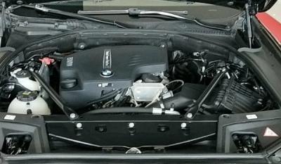 宝马530空气滤芯在哪里 位于发动机舱右下角