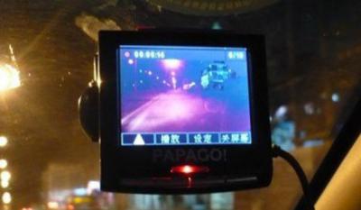 行车记录仪存储卡安装步骤,注意插卡的方向