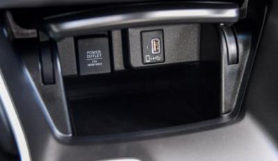 USB/Type-C接口数量,充电娱乐都满足(USB接口很方便)