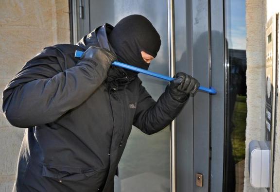 汽车防盗主机装在什么位置（汽车防盗器主机一般装在哪里）