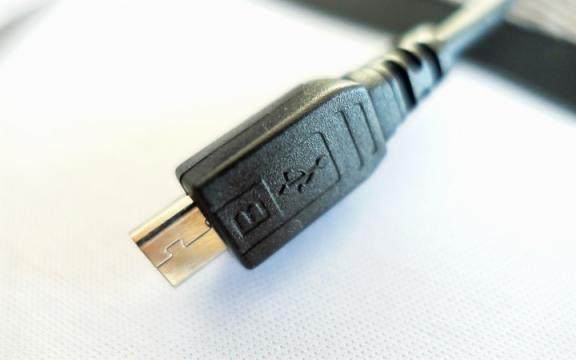 新卡罗拉usb口在腿部很容易踢（卡罗拉加装后排usb）