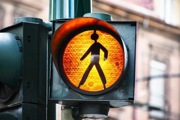 新手上路闯红灯怎么办（新手驾车闯红灯扣分吗）