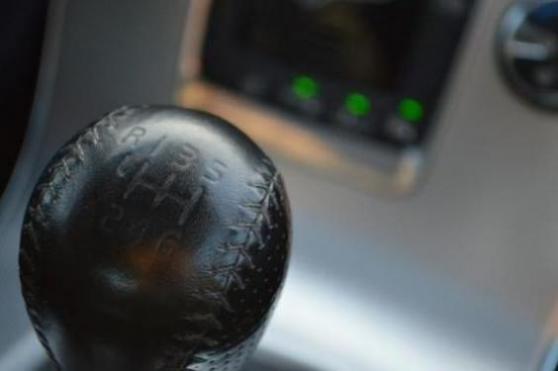 新手开车怎样平稳换挡？