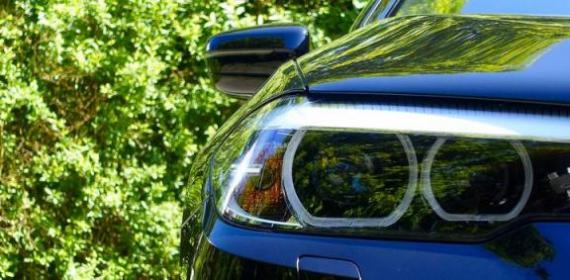 华晨宝马316i发动机保险盒图解