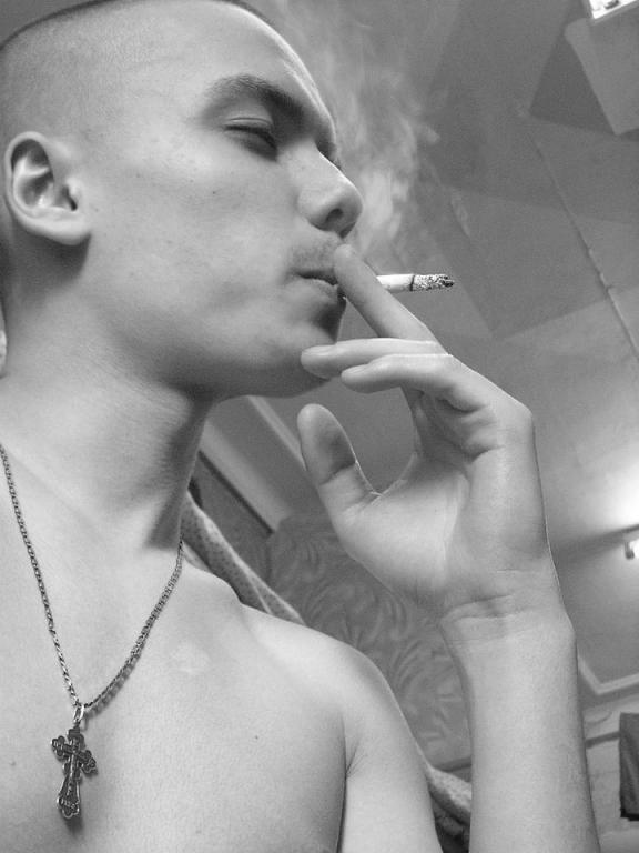 开车吸烟犯法吗(开车吸烟扣多少分罚多少钱)