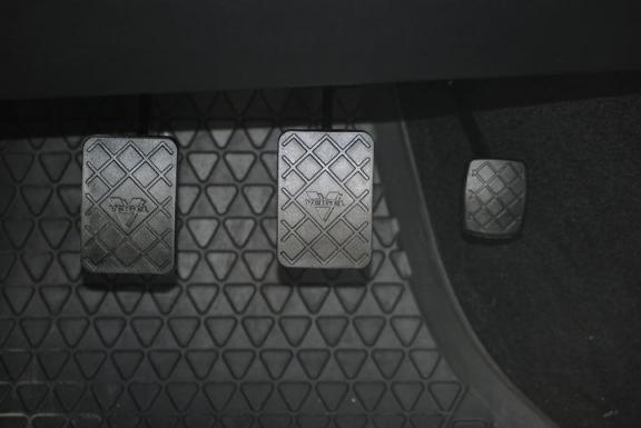 离合器没松完可以踩油门吗（离合器没有完全松开时可以加油吗）