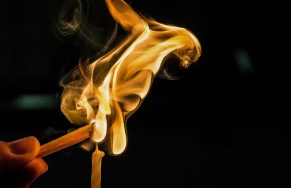 现代新胜达突然熄火打不着火(现代胜达开着突然熄火)