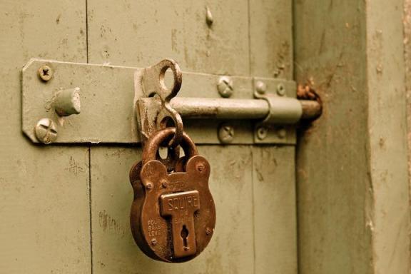 车辆防盗螺丝丢了(汽车轮胎防盗螺丝取出)