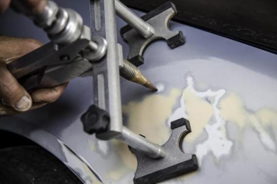 钣金和无痕修复哪个好（钣金过后车子是不是就废了）