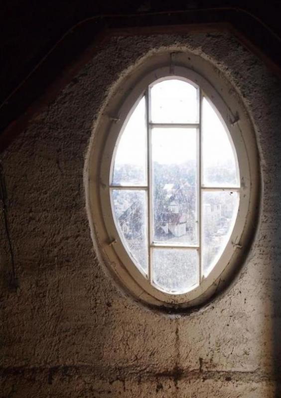 尼桑奇骏天窗排水口在哪？