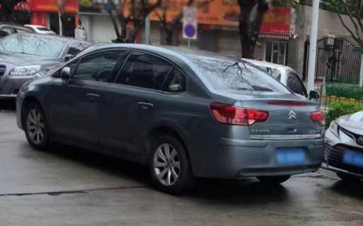 电子手刹半坡起步怎么操作