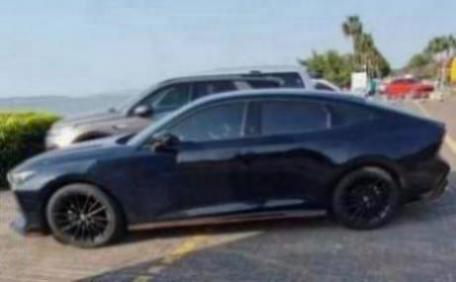 汽车40码左右顿挫感强烈正常吗